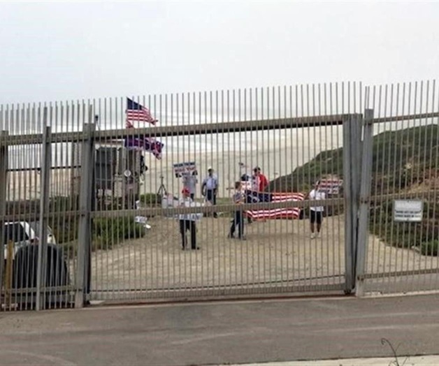 Protestan simpatizantes de Trump contra mexicanos en muro Protestan simpatizantes de Trump contra mexicanos en muro