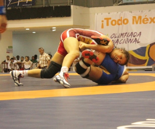 Suman medallas en luchas asociadas