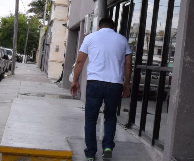 Sujetos armados lo golpeanpara despojarlo de camioneta. Presenta denuncia ante MP