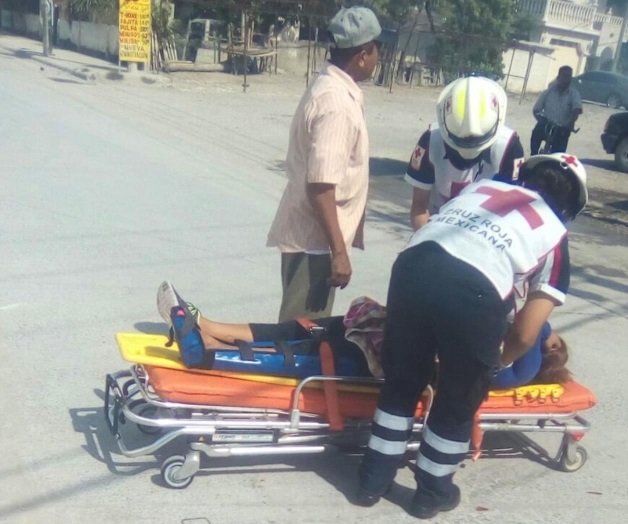 Derriban a pareja en moto;trasladan heridos a hospital Derriban a pareja en moto;trasladan heridos a hospital