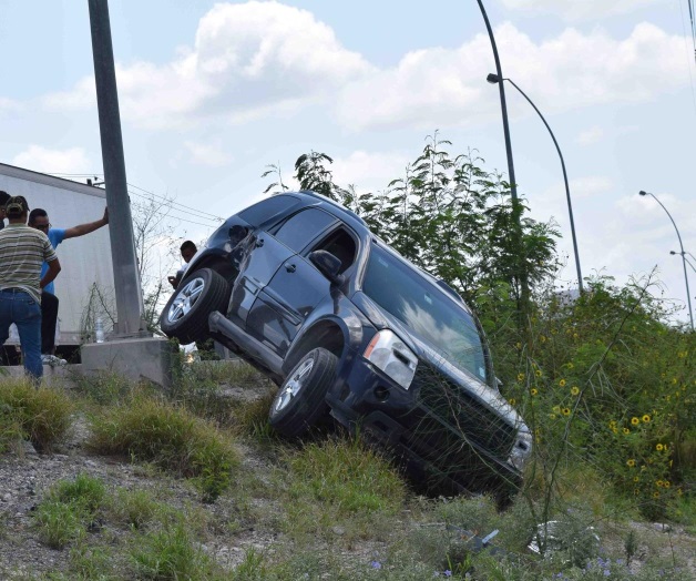 Le cierran el paso, choca y vuelca sobre camellón. Tripulantes resultan ilesos Le cierran el paso, choca y vuelca sobre camellón. Tripulantes resultan ilesos