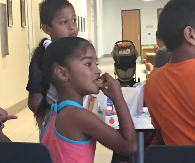 Proveen caridades católicas alimentos gratis para niños Proveen caridades católicas alimentos gratis para niños