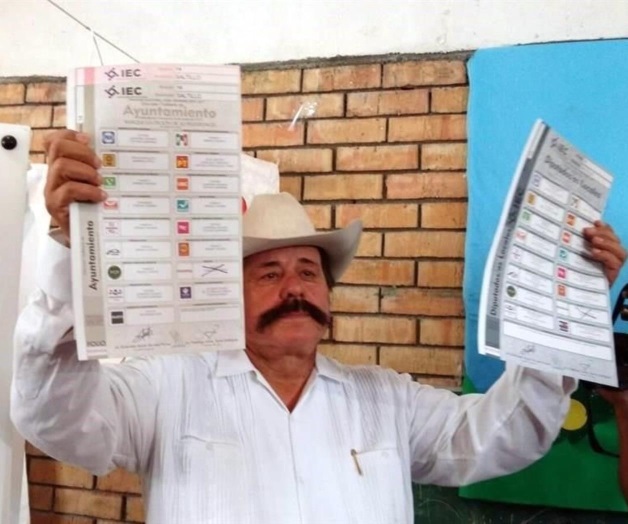 Armando Guadiana emite su voto