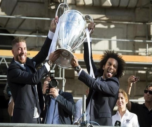 El Real Madrid festeja con sus aficionados El Real Madrid festeja con sus aficionados