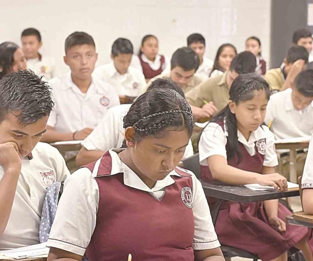 Presentan examen aspirantes al CETis 71 Presentan examen aspirantes al CETis 71