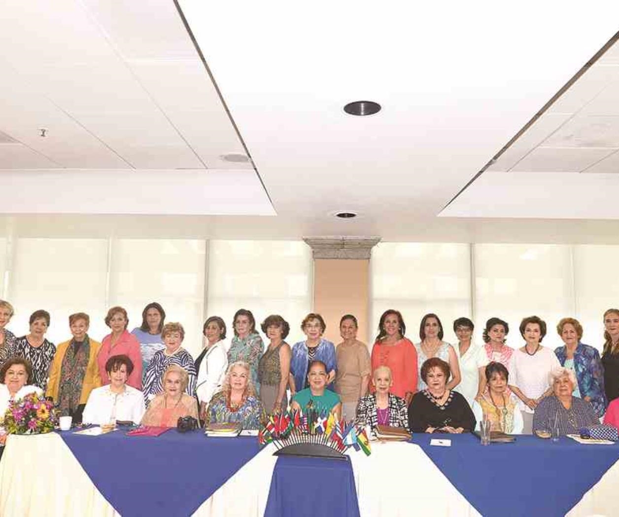 Rinden honores a la bandera Rinden honores a la bandera