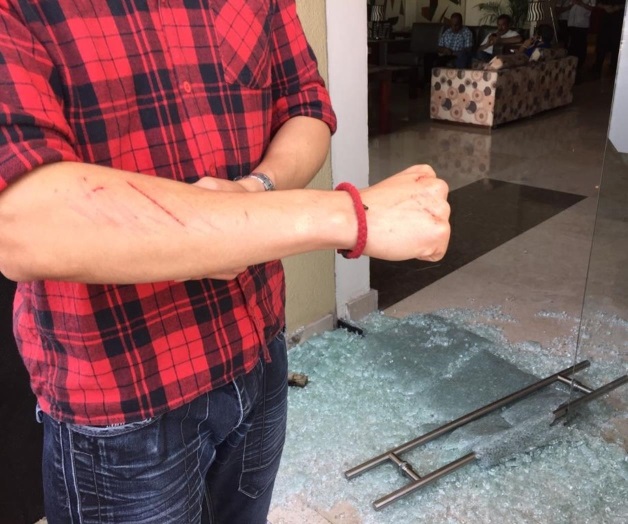 Reportan riña entre priístas y morenistas en hotel de Ecatepec Reportan riña entre priístas y morenistas en hotel de Ecatepec