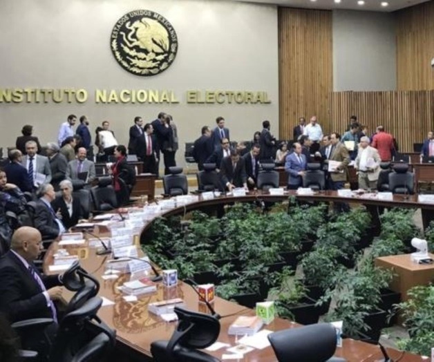 Se confrontan partidos en el INE durante jornada electoral Se confrontan partidos en el INE durante jornada electoral