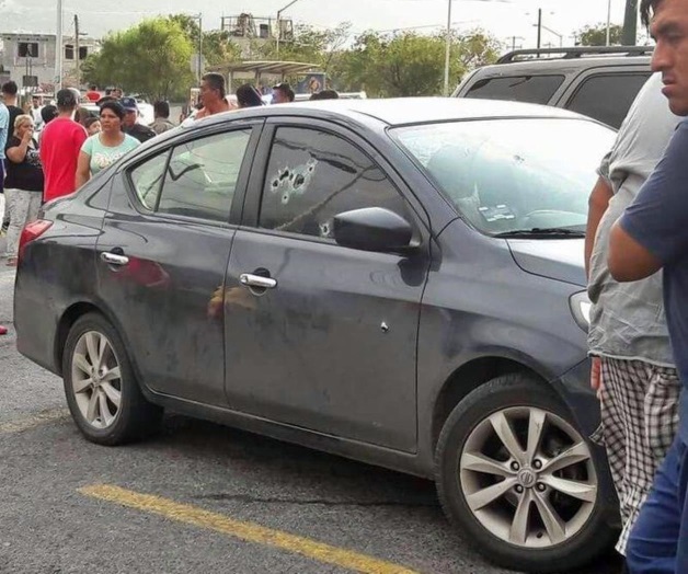 Acribillan a pareja en un auto en colonia de Santa Catarina