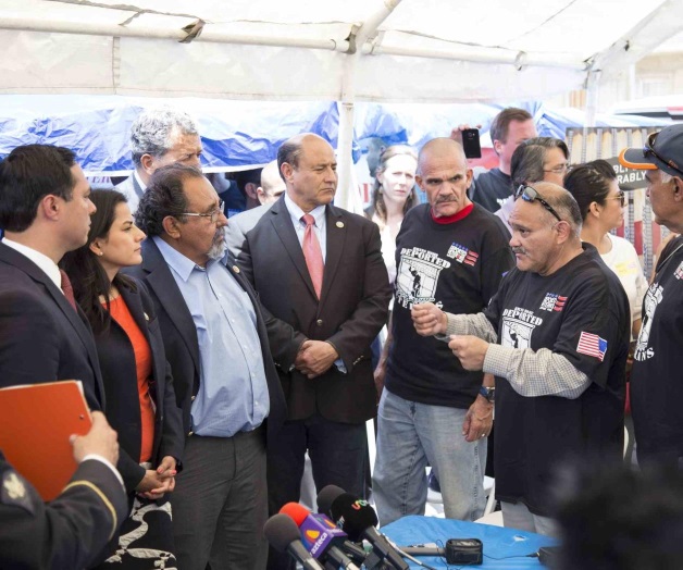 Atienden legisladores de EU a 20 veteranos deportados en Tijuana Atienden legisladores de EU a 20 veteranos deportados en Tijuana