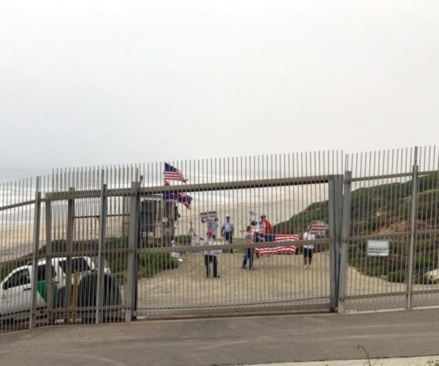 Protestan simpatizantes de Trump en Playas de Tijuana Protestan simpatizantes de Trump en Playas de Tijuana