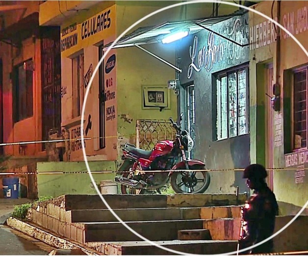 Pistolero ejecuta a dos en una barbería Pistolero ejecuta a dos en una barbería