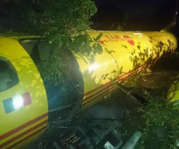 Se desploma avión en aeropuerto; 2 heridos Se desploma avión en aeropuerto; 2 heridos