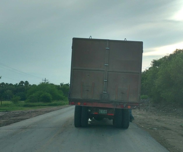 Cargueros de sorgo ponen en riesgo vida de viajeros Cargueros de sorgo ponen en riesgo vida de viajeros