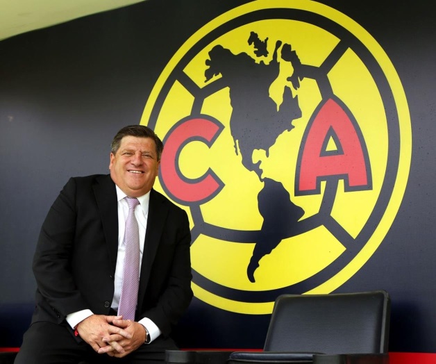 “PIOJO” LANZA PRIMERA BOLA EN EL JUEGO DE DIABLOS ROJOS