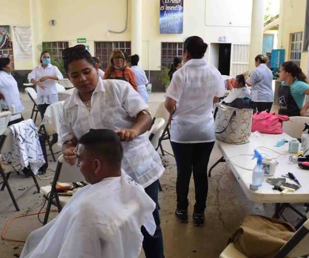 Practican alumnas con los migrantes