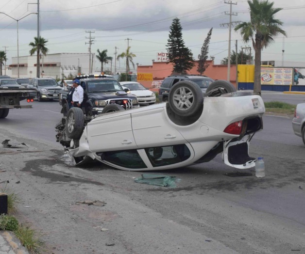 Sufre cerrón de tráiler,se estrella y se vuelca