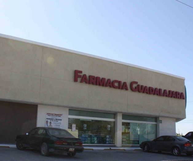 En asalto a farmacia obtienenladrones botín de 15 mil pesos. Huyen en taxi con placas cubiertas