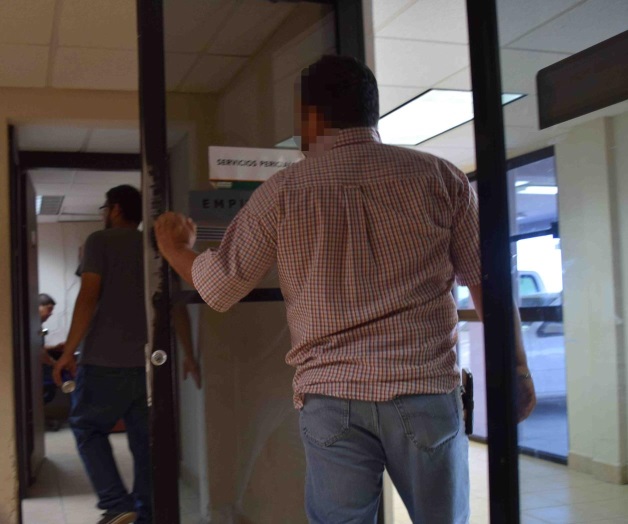 Aplican ‘descontón’ a trabajador;le quitan dinero y credenciales