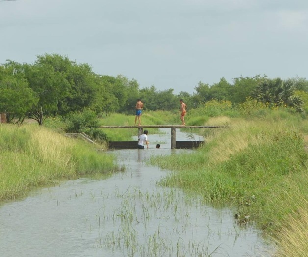 Llamado a no bañarse en canales