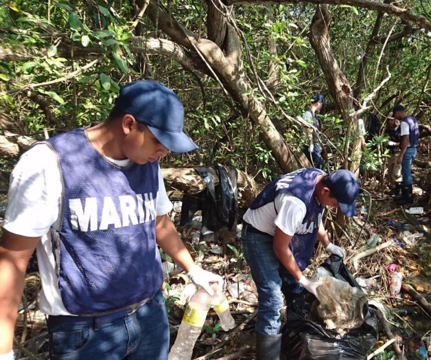 Conscriptos limpian orillas de las lagunas Conscriptos limpian orillas de las lagunas