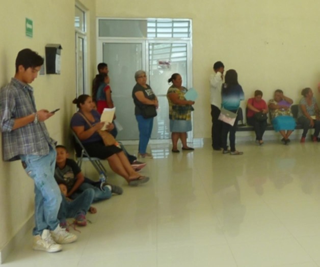 Largas filas en Seguro Popular