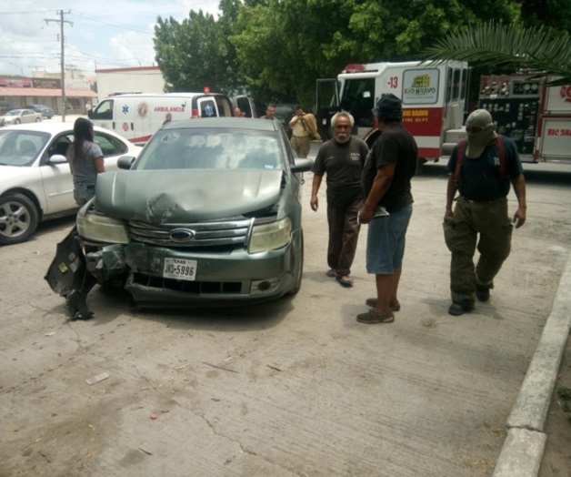 Se estrella contra un árbol de reversa Se estrella contra un árbol de reversa
