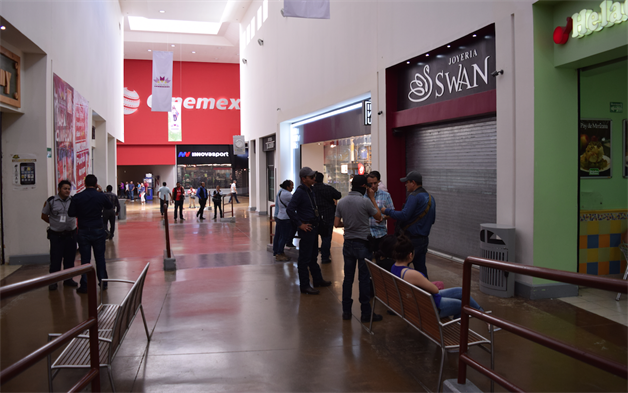 Asalto a joyería deja un muerto. Pánico en concurrida plaza comercial Asalto a joyería deja un muerto. Pánico en concurrida plaza comercial