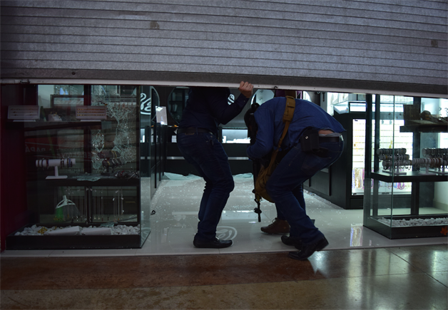 Asalto a joyería deja un muerto. Pánico en concurrida plaza comercial Asalto a joyería deja un muerto. Pánico en concurrida plaza comercial