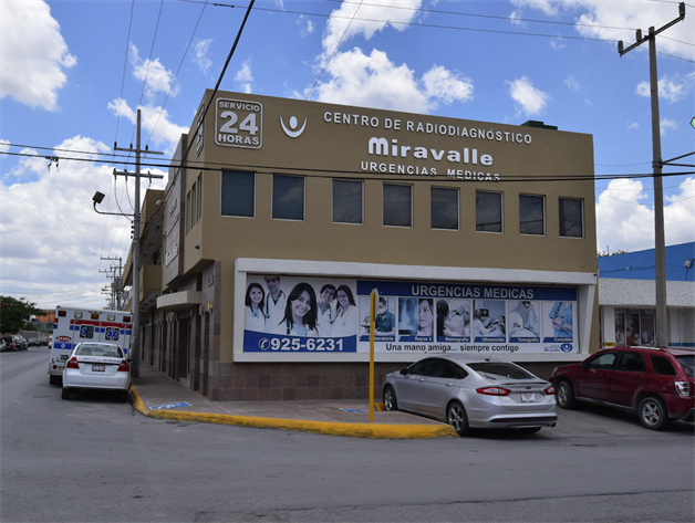 Hombres armados asaltan en clínica. Cubiertos con pasamontañas Hombres armados asaltan en clínica. Cubiertos con pasamontañas