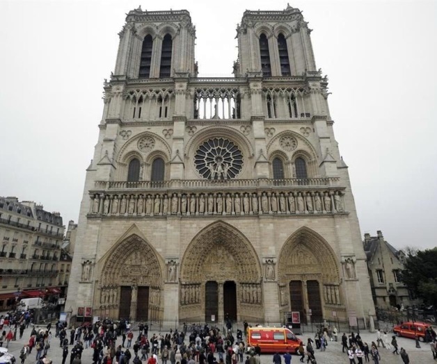 Hombre ataca con martillo a policía en Notre Dame Hombre ataca con martillo a policía en Notre Dame