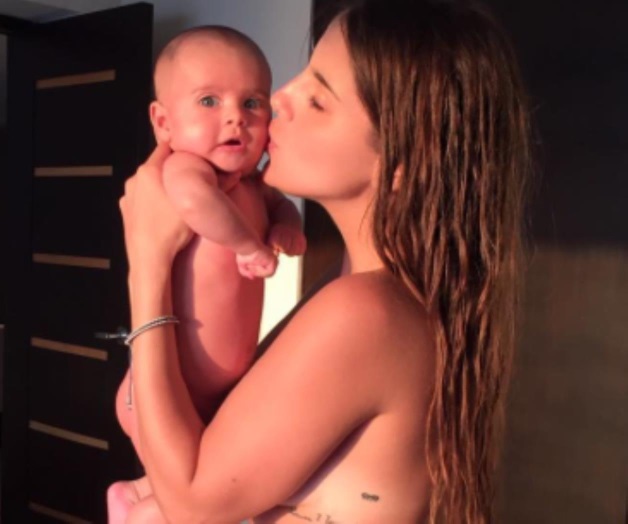 Posa en bikini y topless Posa en bikini y topless