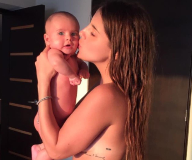 Posa en bikini y topless