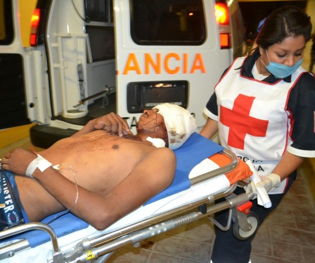 Por el amor de una mujer, lo agarran a machetazos Por el amor de una mujer, lo agarran a machetazos