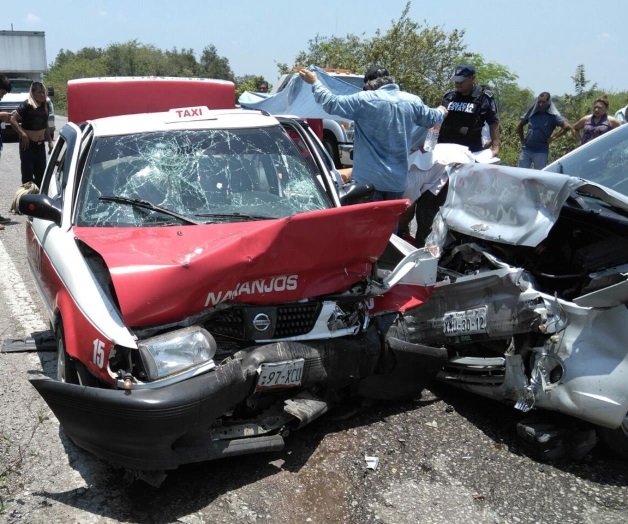 Choque múltiple;3 militares heridos. Cierran circulación de carretera