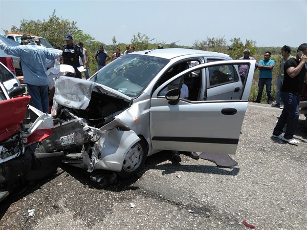Choque múltiple;3 militares heridos. Cierran circulación de carretera