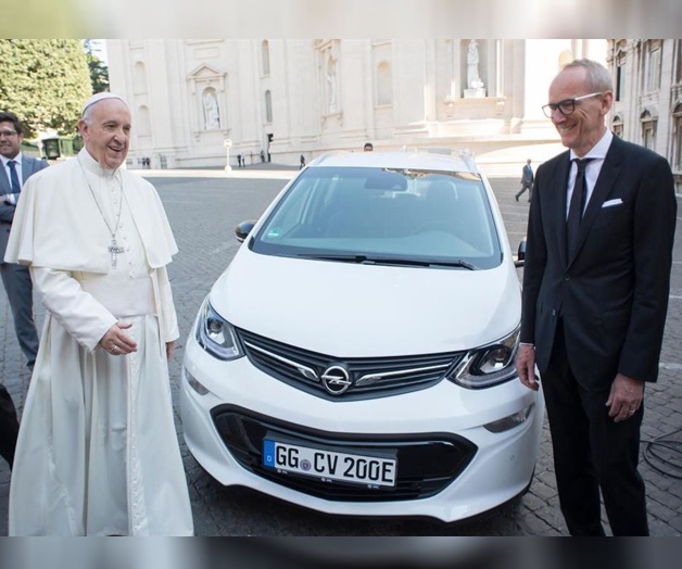 El Papa Francisco recibió un nuevo Papamóvil eléctrico El Papa Francisco recibió un nuevo Papamóvil eléctrico