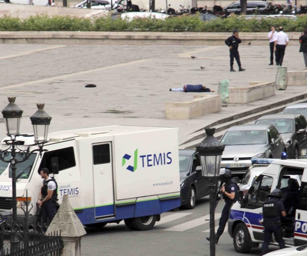 Hombre agrede a policía en París. Al grito de ‘Esto es por Siria’ Hombre agrede a policía en París. Al grito de ‘Esto es por Siria’