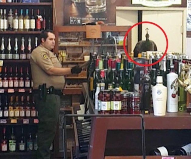 Pava real hace destrozos en licorería de California 