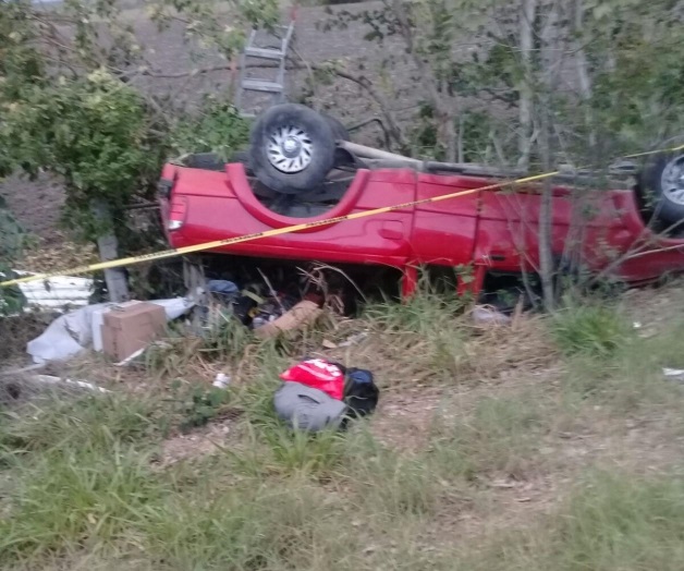 Muere conductor de camioneta al volcar; tres resultan heridos Muere conductor de camioneta al volcar; tres resultan heridos