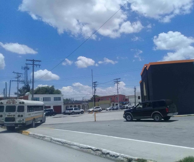 Evita semáforos subiendo a banqueta Evita semáforos subiendo a banqueta