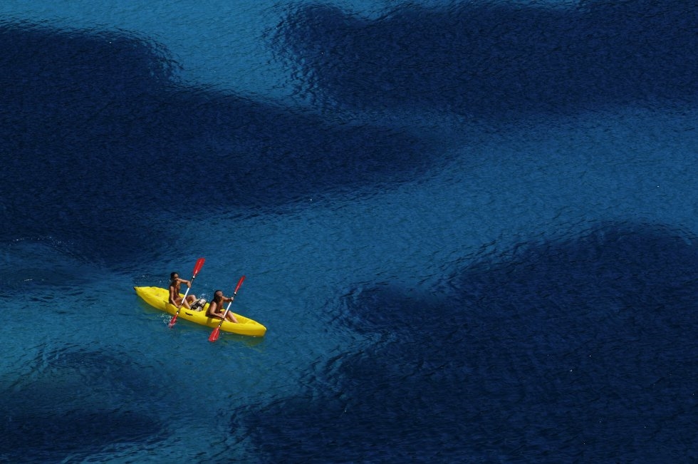 Dos mujeres se divierten en la cala de San Vicente (Ibiza).
