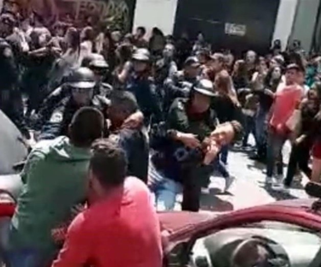 Riñen policías con  jóvenes capitalinos
