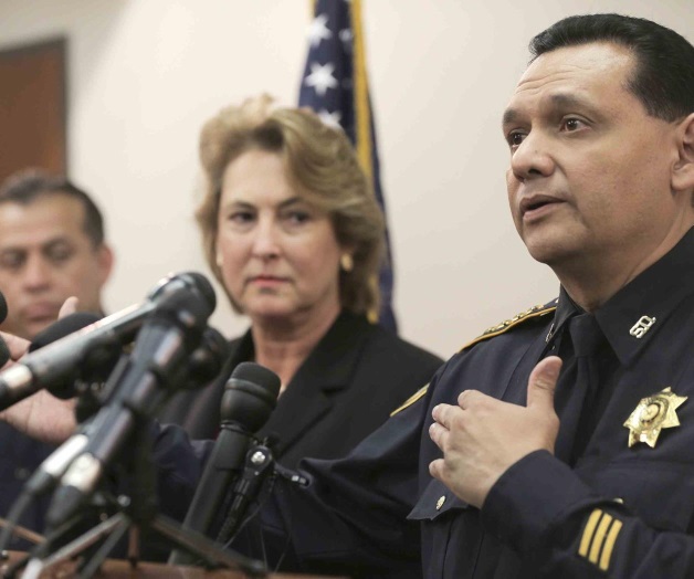 Acusan a agente y su esposo de muerte de joven hispano en Texas Acusan a agente y su esposo de muerte de joven hispano en Texas