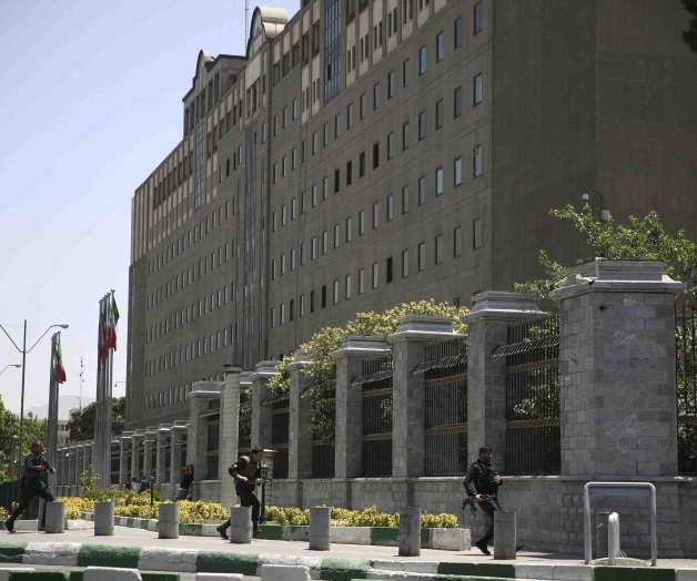 Se atribuye el EI ataques en Irán. 12 muertos y 42 heridos Se atribuye el EI ataques en Irán. 12 muertos y 42 heridos