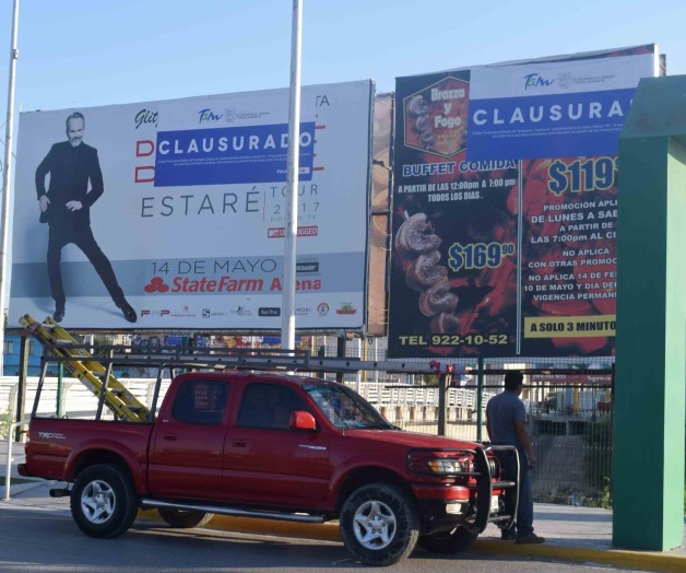 Clausuran anuncios por no contar con permiso Clausuran anuncios por no contar con permiso