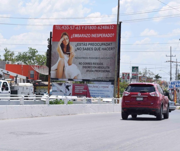 Retira Ayuntamiento publicidad de vía pública Retira Ayuntamiento publicidad de vía pública