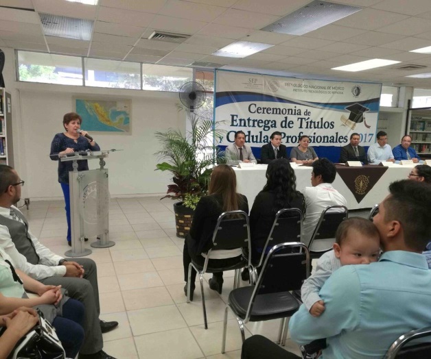 Coronan años de esfuerzo; reciben título de graduación Coronan años de esfuerzo; reciben título de graduación