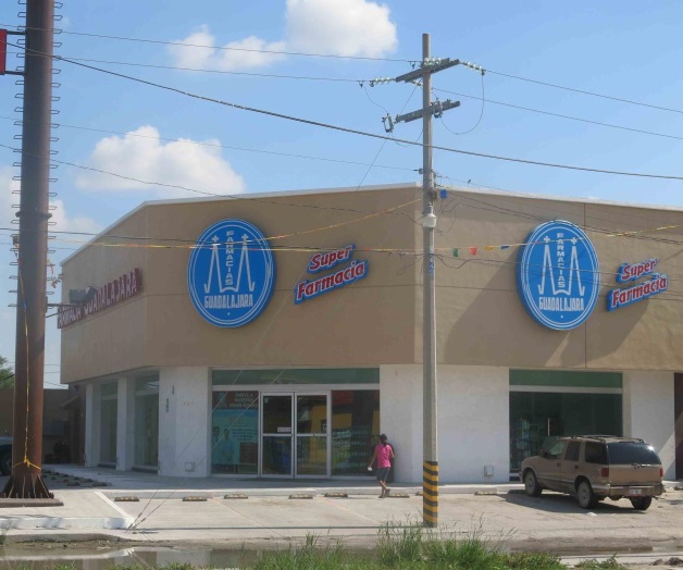 Logran más de 20 mil como botín en asalto a farmacia Logran más de 20 mil como botín en asalto a farmacia