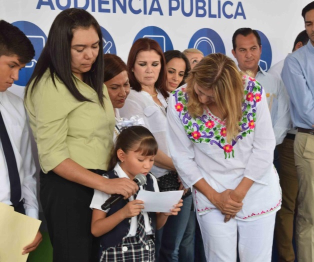 Alumna quiere le pavimenten calle de acceso a su escuela Alumna quiere le pavimenten calle de acceso a su escuela